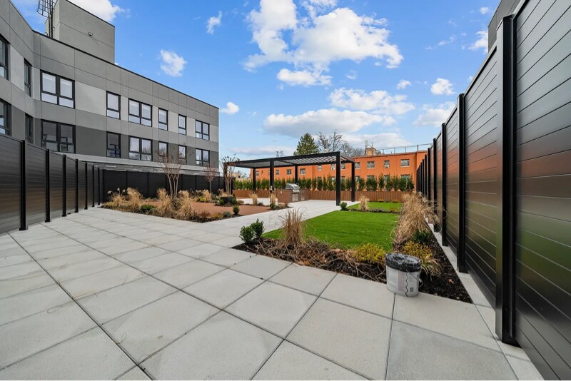 Building Photo - 77-63 Vleigh Pl
