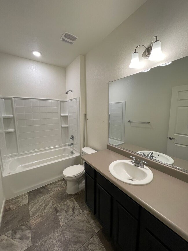Building Photo - 3 Bed 2 Bath House in Windsor!
