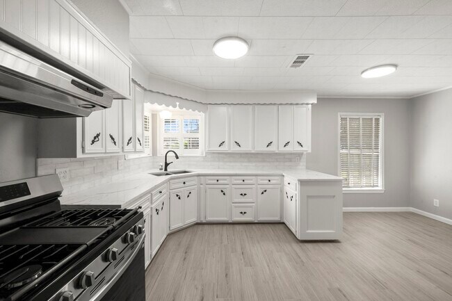 Building Photo - 6438 Pinehurst Dr
