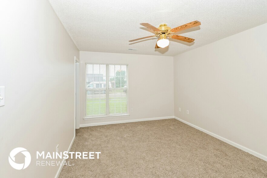 Building Photo - 10676 Oak Cir N