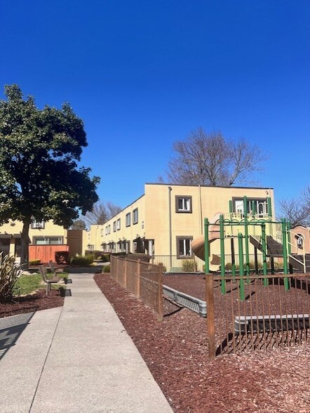 Building Photo - Vineyard Townhomes