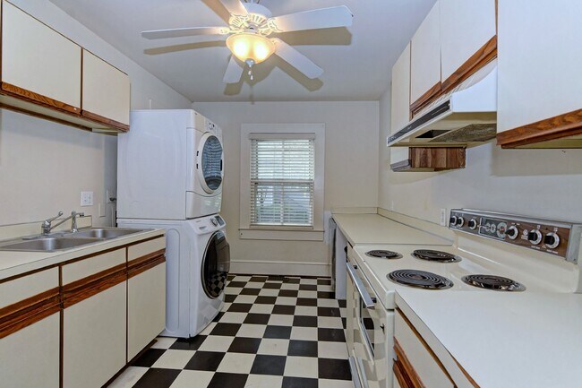 Building Photo - 2Br/2Bth House Walking Distance to Carolin...