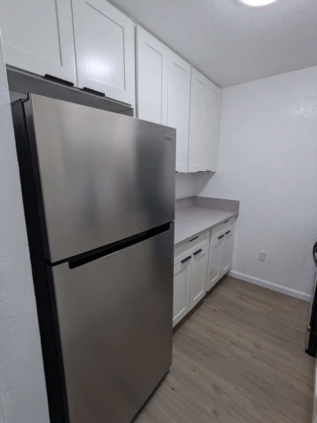 Building Photo - 2 Bedroom 1 Bath Townhouse w/ 1 Parking Stall.