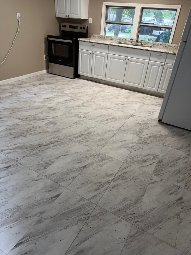 Building Photo - 10 Lakeview Dr