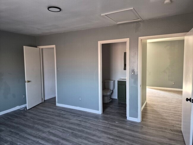 Building Photo - Pueblo Ave