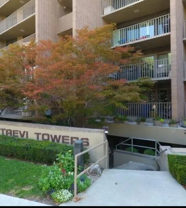 Building Photo - 245 N Vine St