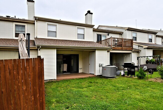 Building Photo - 3BR+ Finished BSMT Townhome (Tapestry) wit...