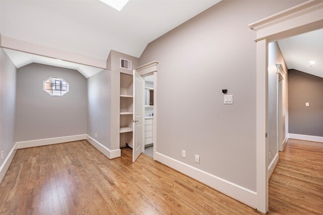 Building Photo - 212 W 6th St