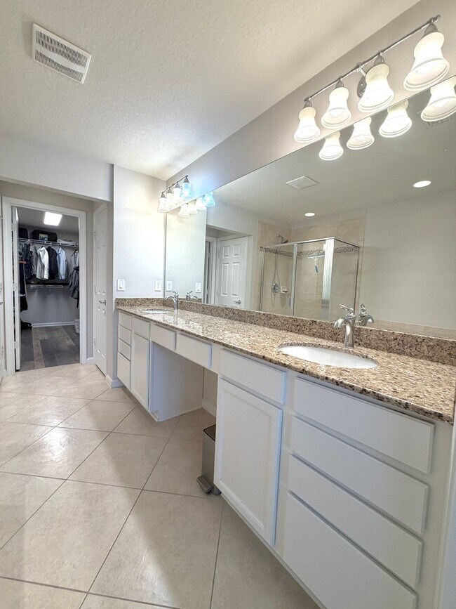 Building Photo - 13527 Montecito Pl