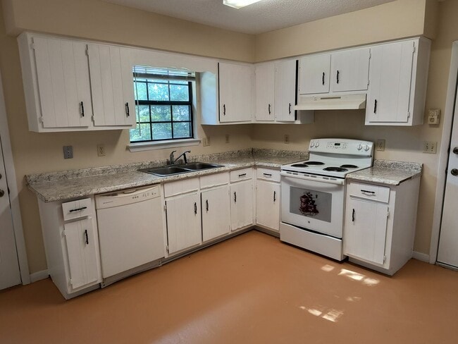Building Photo - 3 Bedroom 2 Bath Home
