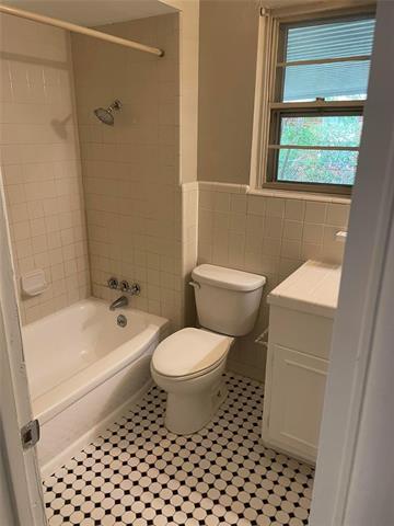 Building Photo - 2532 Highwood Dr