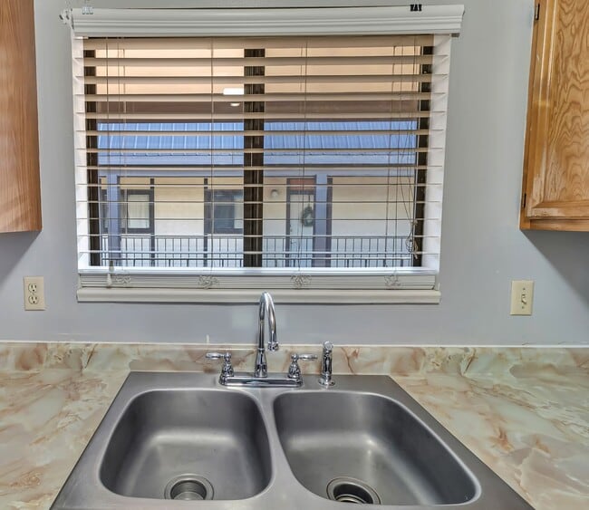 Building Photo - Bright & Spacious 1BD/1BA Top-Floor Unit with Stunning Views!