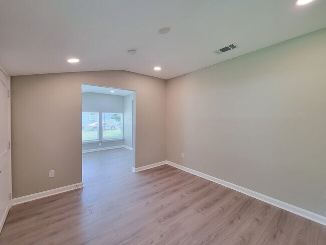 Building Photo - BEAUTIFUL REMODELED 3 BEDROOM 2 BATH IN LA...