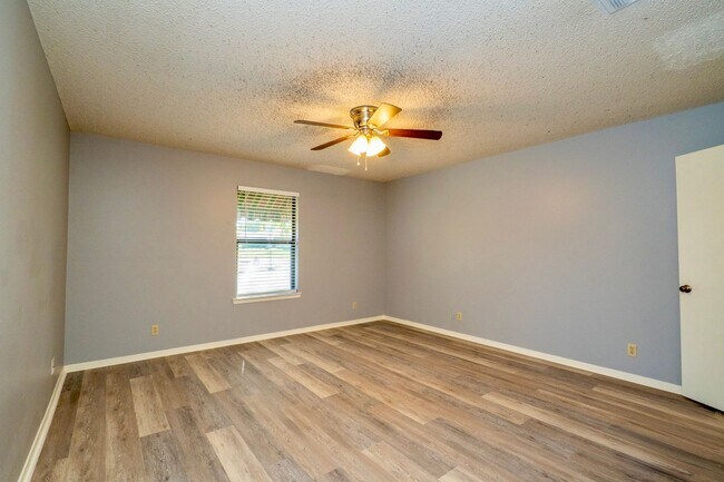 Building Photo - Fully Remodeled Townhome with Loft and Prime Location!