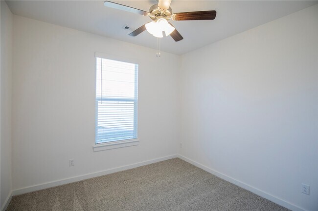 Building Photo - 136 S Broyles Ave