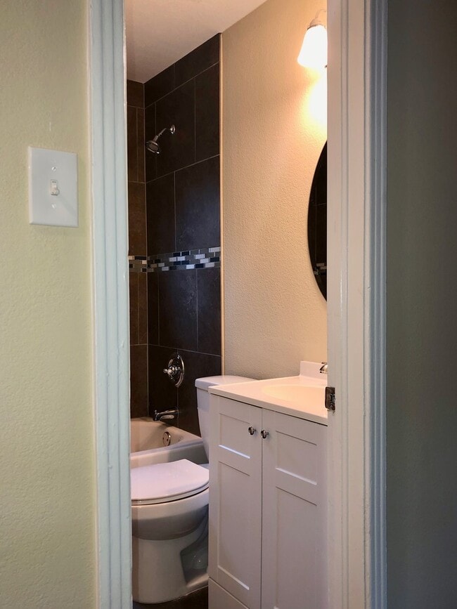 Building Photo - 2 Bedrooms - 1 Bathroom - LARGE Backyard!