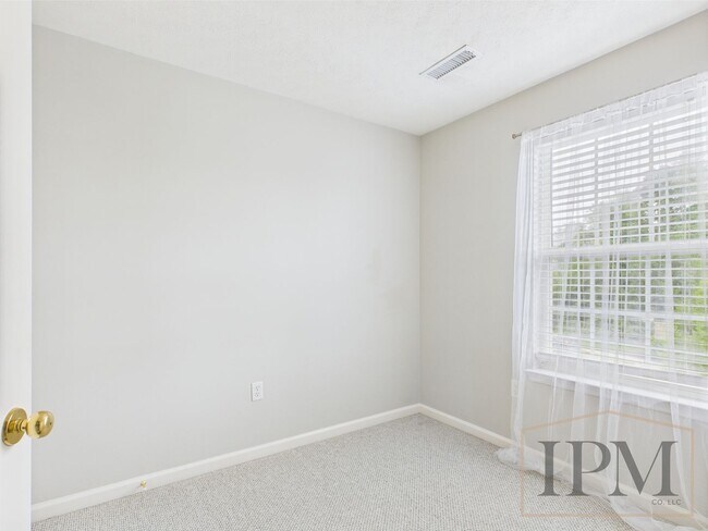 Building Photo - Available Now!- 3 Bedroom Home in Eastern ...