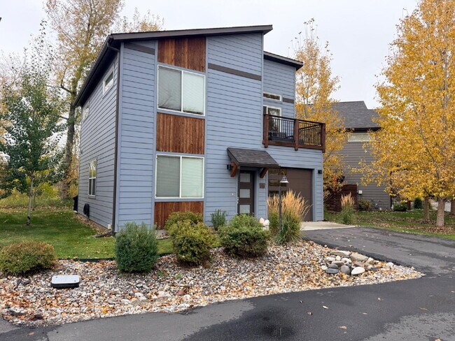 Building Photo - Gorgeous and Quiet 3 Bed 2.5 Bath Home in Railway Lofts & Cottages With Gallatin River Access!! M...