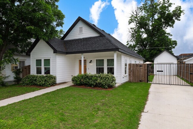 Building Photo - 928 E Leuda St