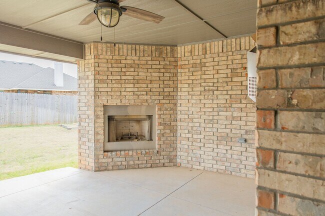 Building Photo - BEAUTIFUL 5 BED HOME  FOR LEASE