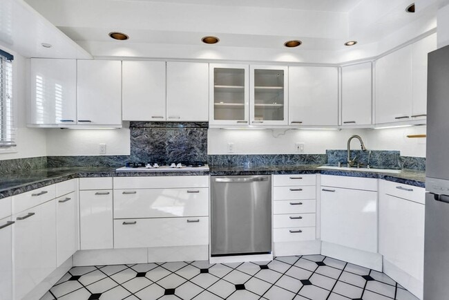 Building Photo - Great two story home in Pacific Beach close to the bay!