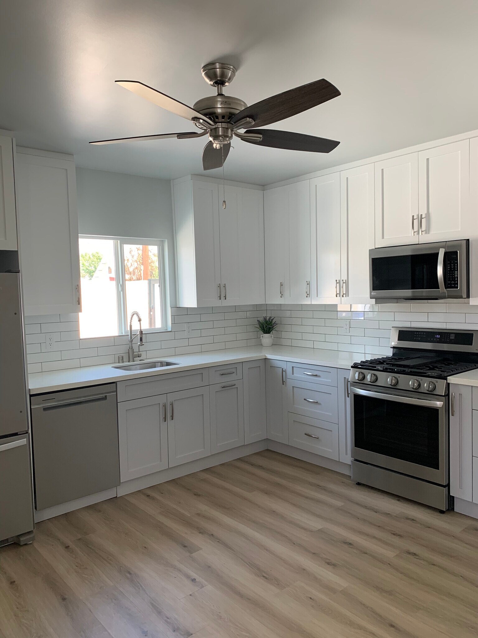Kitchen - 3932 Walgrove Ave