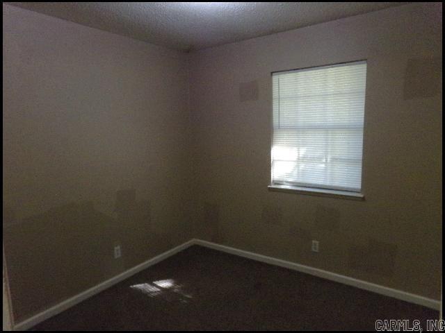 Building Photo - 8 Utica Ln