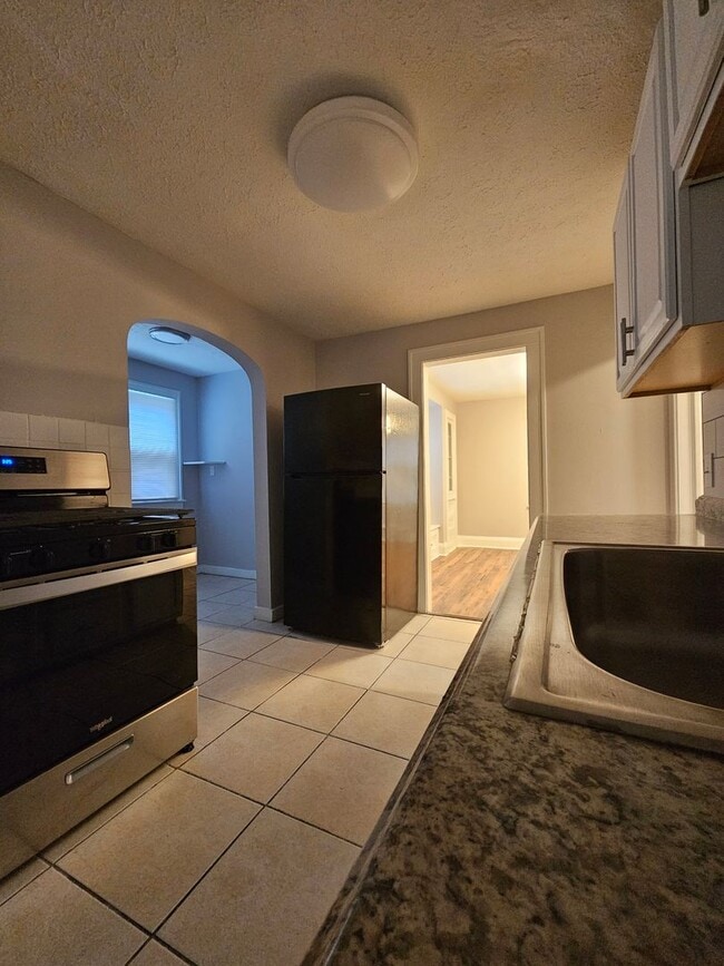 Building Photo - 3 Bed - 1 Full Bath Colonial available for...