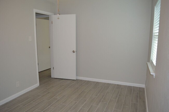 Building Photo - Gorgeous, Spacious 4 bed 2 bath