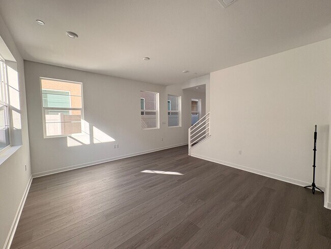 Building Photo - 3 Bed, 2.5 Bath townhome in Ontario!