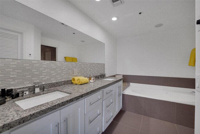 Building Photo - 4108 W Palm Aire Dr