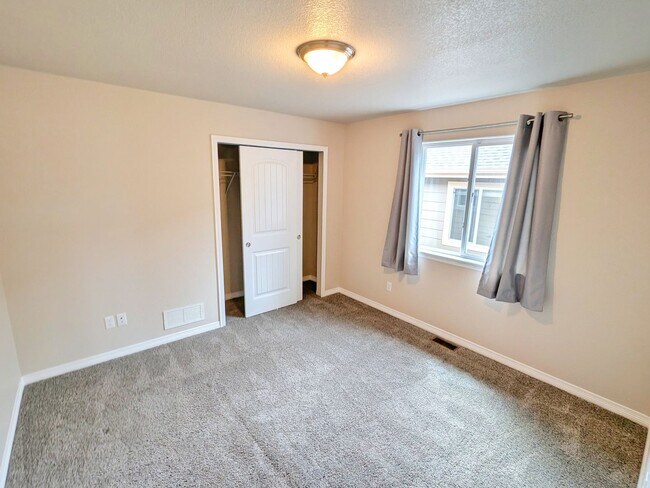 Building Photo - 5 Bedroom Three Bathroom Single Family Home in Monument