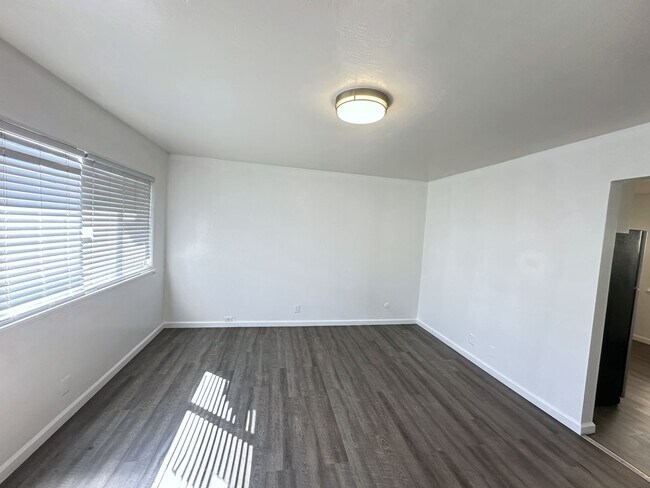 Building Photo - 3408