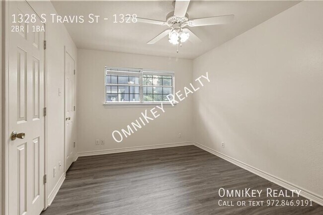 Building Photo - 1328 S Travis St