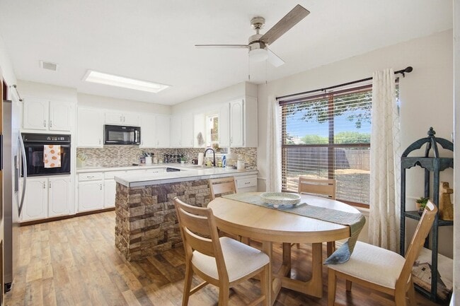 Building Photo - 2842 Rex Allen Dr