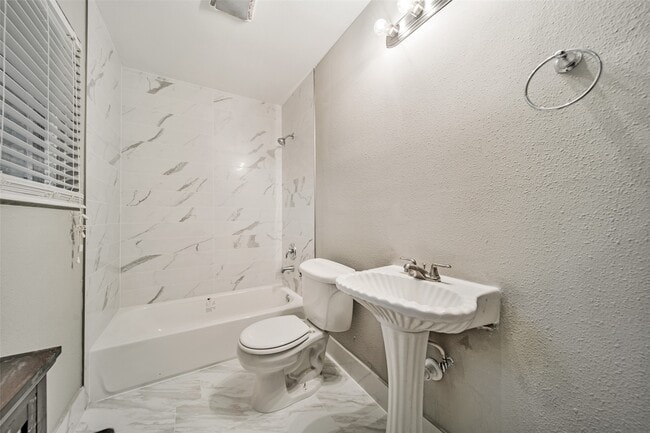 Building Photo - 4421 Lido Ln