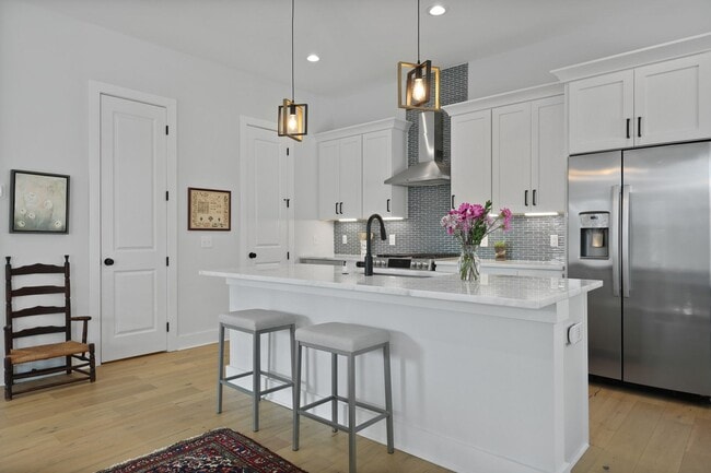 Building Photo - Elevated Charleston Charmer