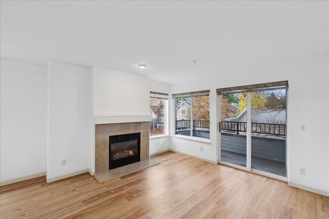 Building Photo - Prime Maple Leaf Bright 2-Bed 2-Bath Corne...