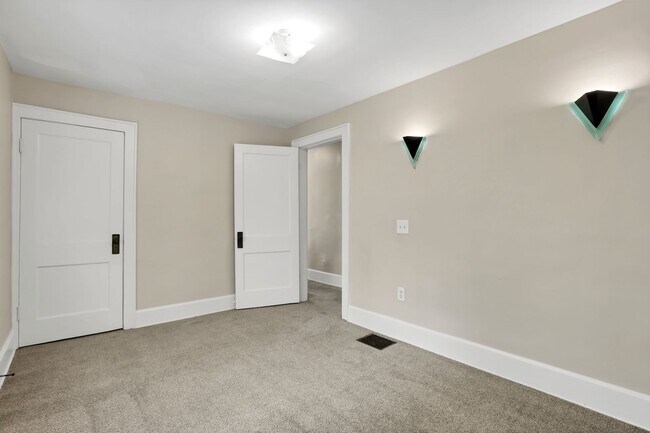 Building Photo - 461-463 Reinhard Ave