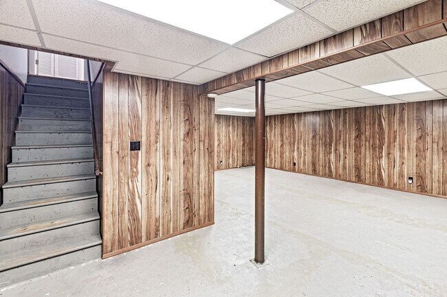 Building Photo - 2412 Manet Rd