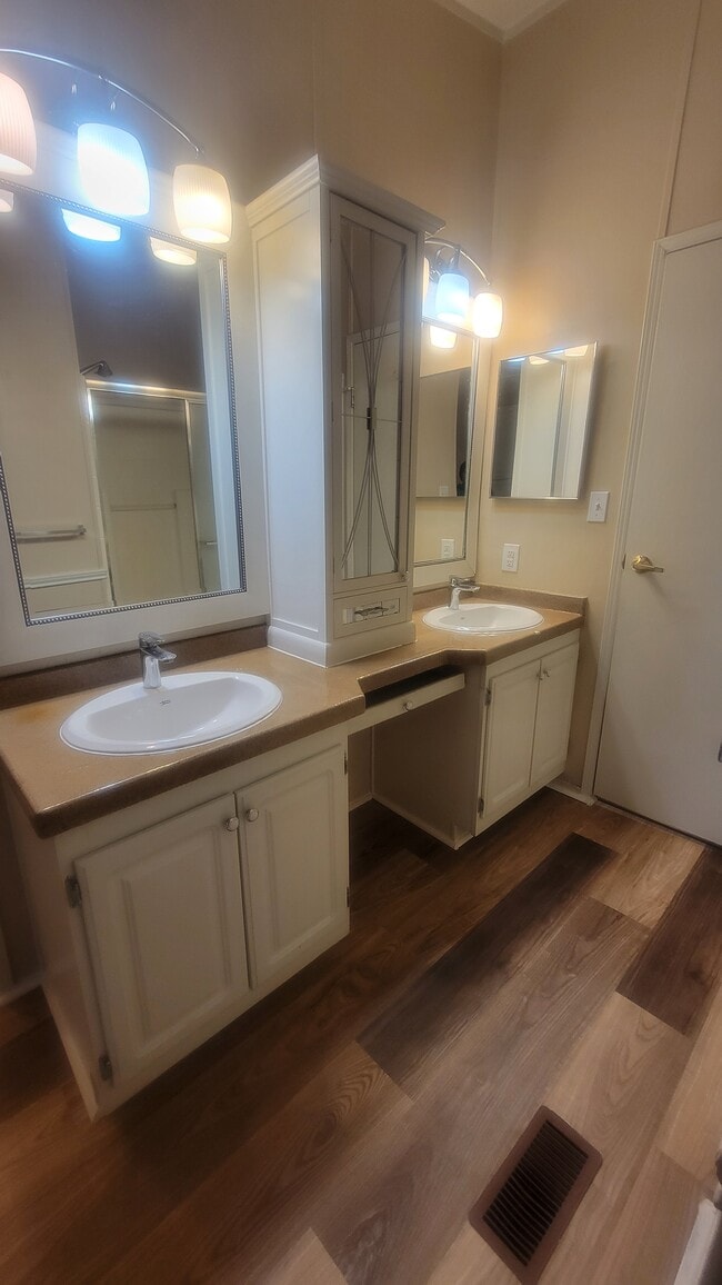 Building Photo - 9455 Tranquil Acres Rd