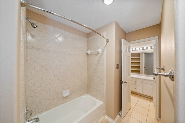 Building Photo - 8406 Oak Villa Ct