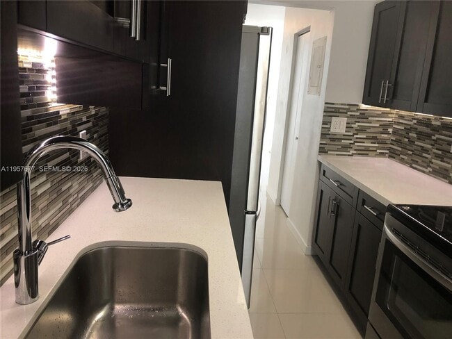 Building Photo - 10001 W Bay Harbor Dr