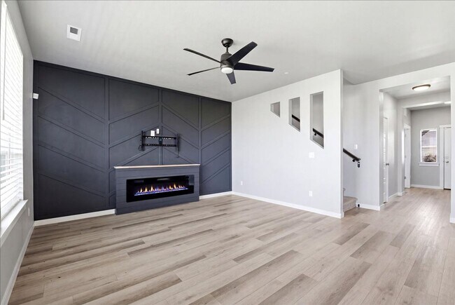 Building Photo - 5 Bedroom, 2.5 Bathroom home located in Southeast Boise