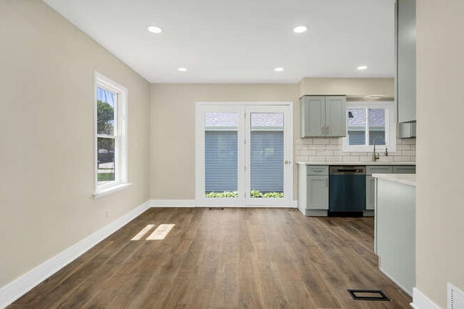 Building Photo - 0N148 Silverleaf Blvd