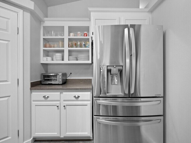 Building Photo - Bright & Comfortable 3 Bedroom Home (Furnished)