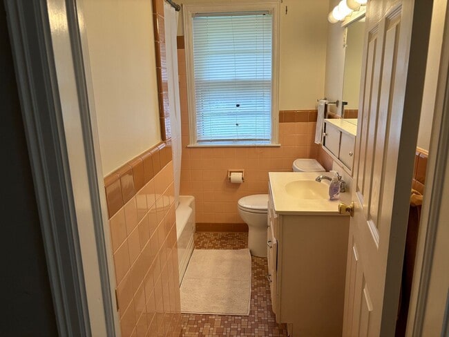 Building Photo - Charming Home in Prime Edina Location