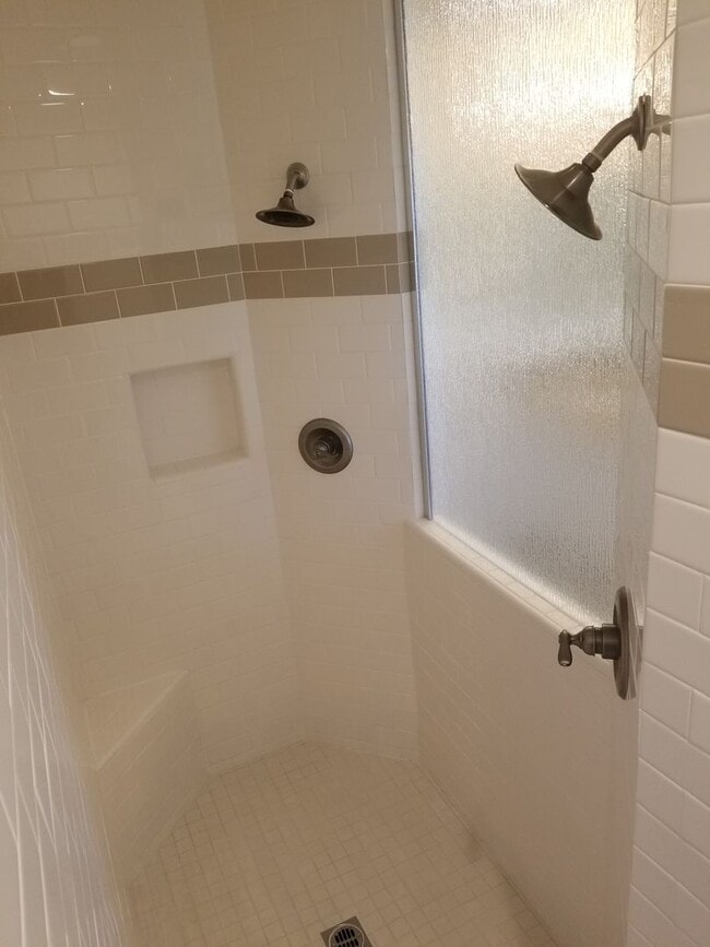 Building Photo - Spacious Condo 3 bedrooms, 2 bathrooms Built 2016