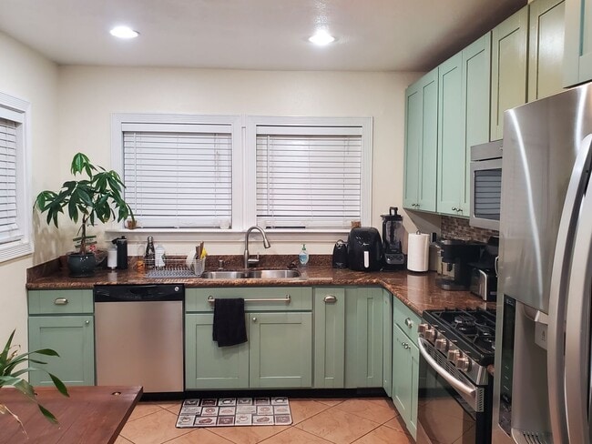 Building Photo - Available now! Emeryville 4 bedroom 3 bath house with Studio loftspace unit