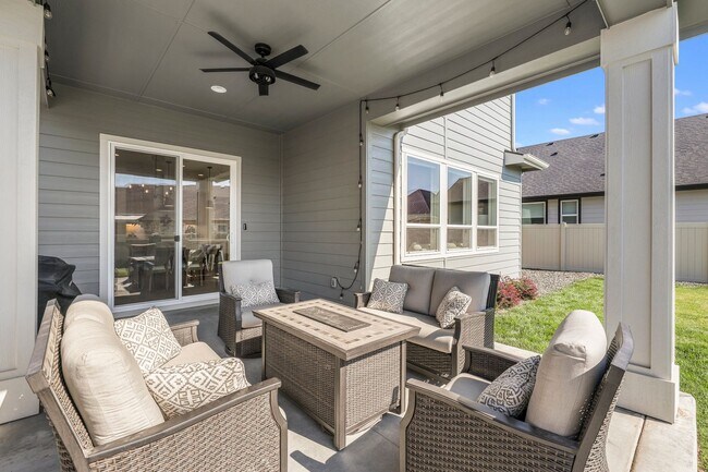 Building Photo - Beautiful 4 bed 2.5 bath home